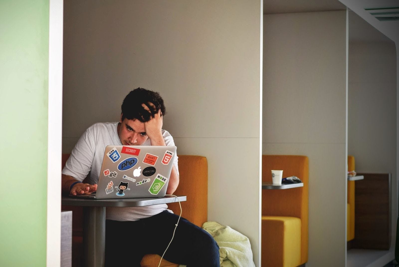 Foto de una persona abrumada trabajando en la computadora